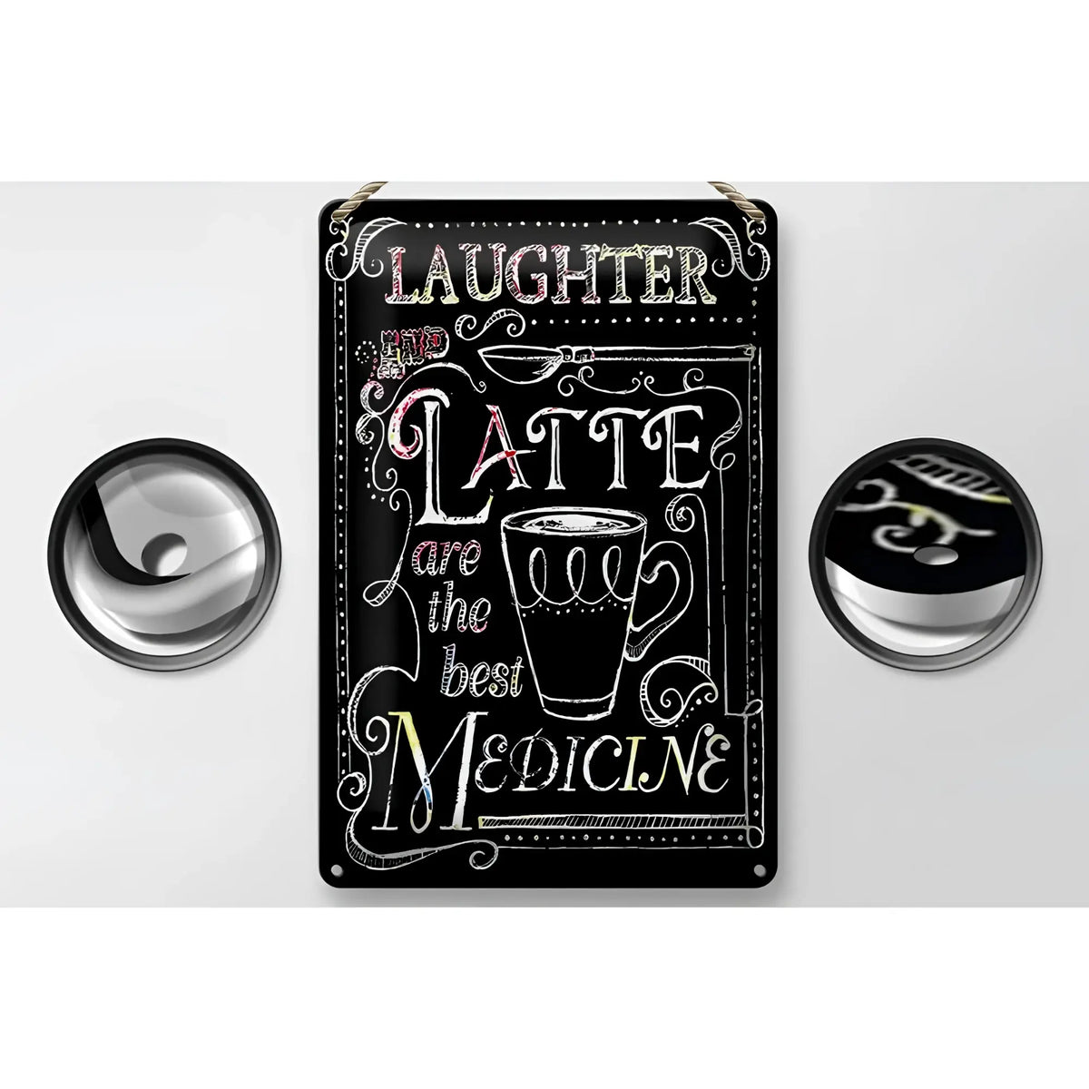 Schwarzes blechschild mit weißer kreidetafel-beschriftung und latte-tassen-illustration mit spruch lachen und latte sind die beste medizin