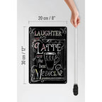 Black rechteckiges blechschild 20x30cm mit weißer tafelfont und latte-tassen-illustration, spruch lachen und latte sind die beste medizin