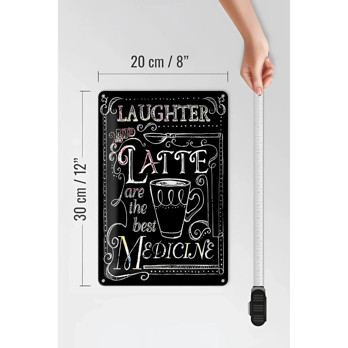 Black rechteckiges blechschild 20x30cm mit weißer tafelfont und latte-tassen-illustration, spruch lachen und latte sind die beste medizin