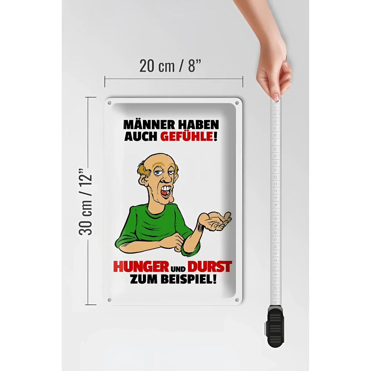 Weißes rechteckiges blechschild mit cartoon männerbild und schwarzem sowie rotem text männer haben auch gefühle