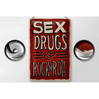 Rotes rechteckiges blechschild 20x30cm mit cremefarbenem sex drugs rock n roll schriftzug und distressed kanten