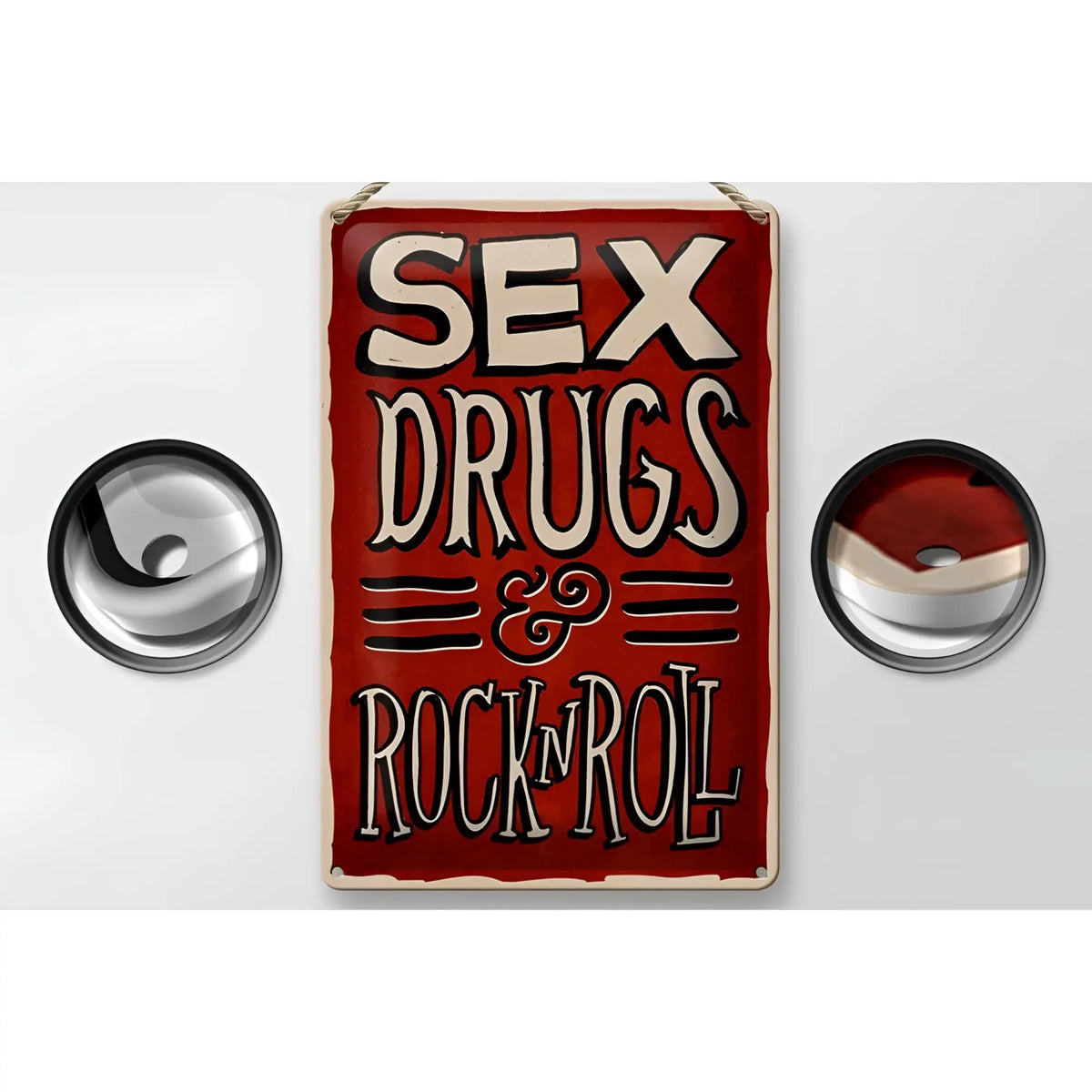 Rotes rechteckiges blechschild 20x30cm mit cremefarbenem sex drugs rock n roll schriftzug und distressed kanten
