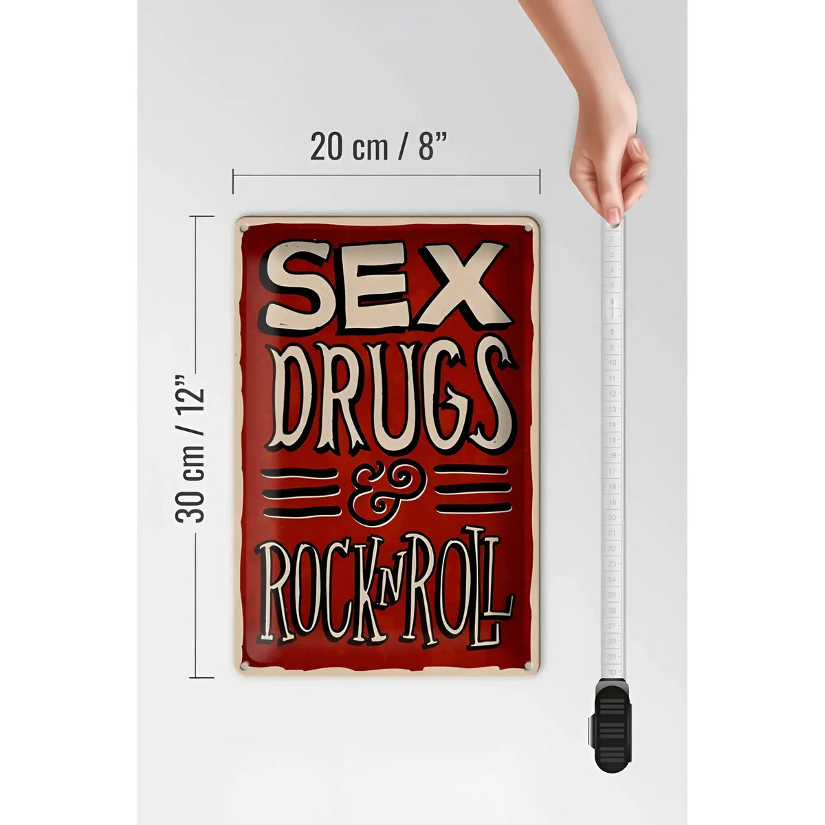 Rotes rechteckiges blechschild 20x30cm mit sex drugs rock n roll schriftzug in cremefarben und stylischer schrift