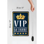 Ein rechteckiges navyblaues blechschild mit goldrand für vip 50 jahre jubiläum feier mit krone weißem vip-text und sternen