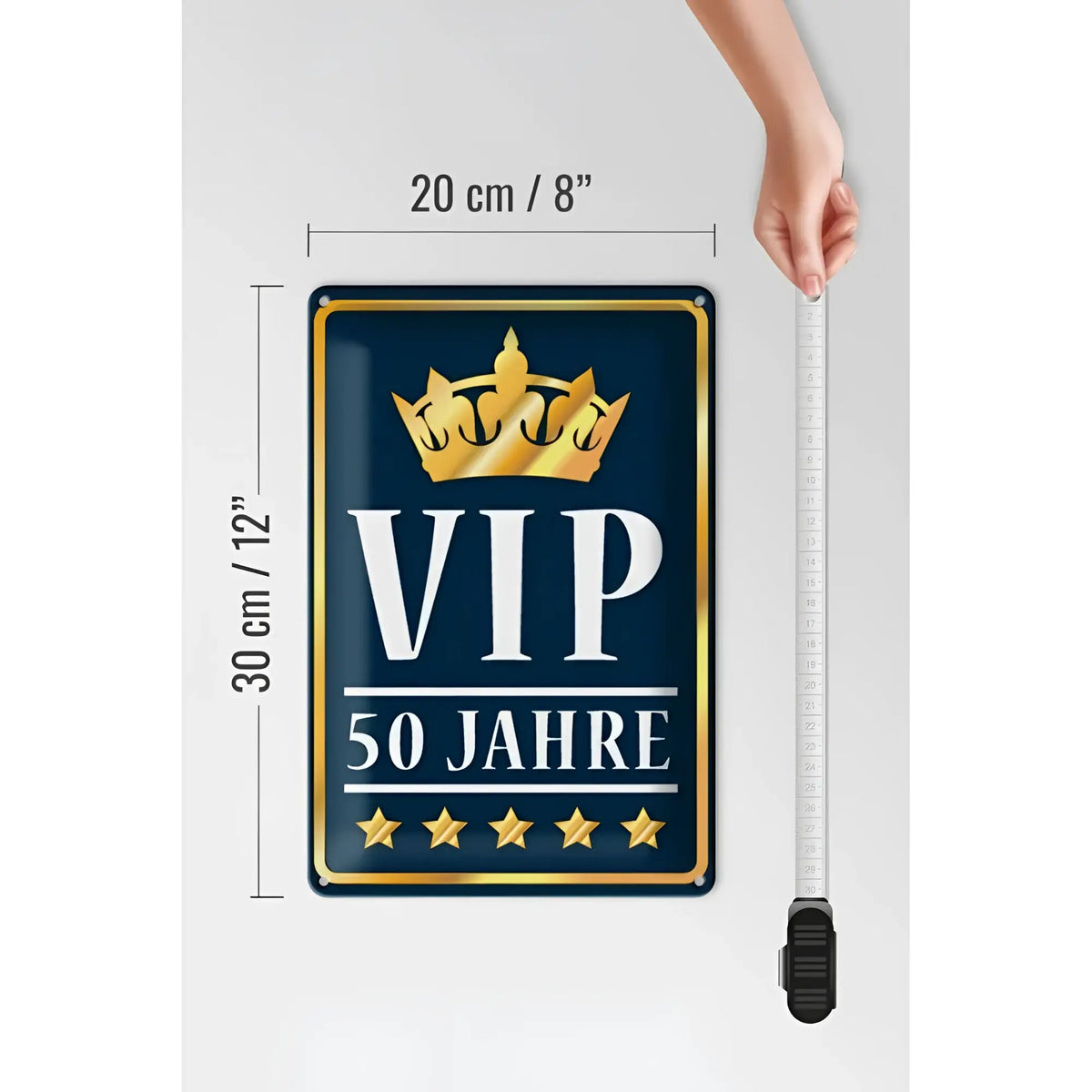 Ein rechteckiges navyblaues blechschild mit goldrand für vip 50 jahre jubiläum feier mit krone weißem vip-text und sternen