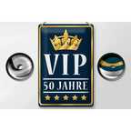 Ein rechteckiges navyblaues blechschild vip 50 jahre mit goldrand, kronenemblem und fünf goldenen sternen