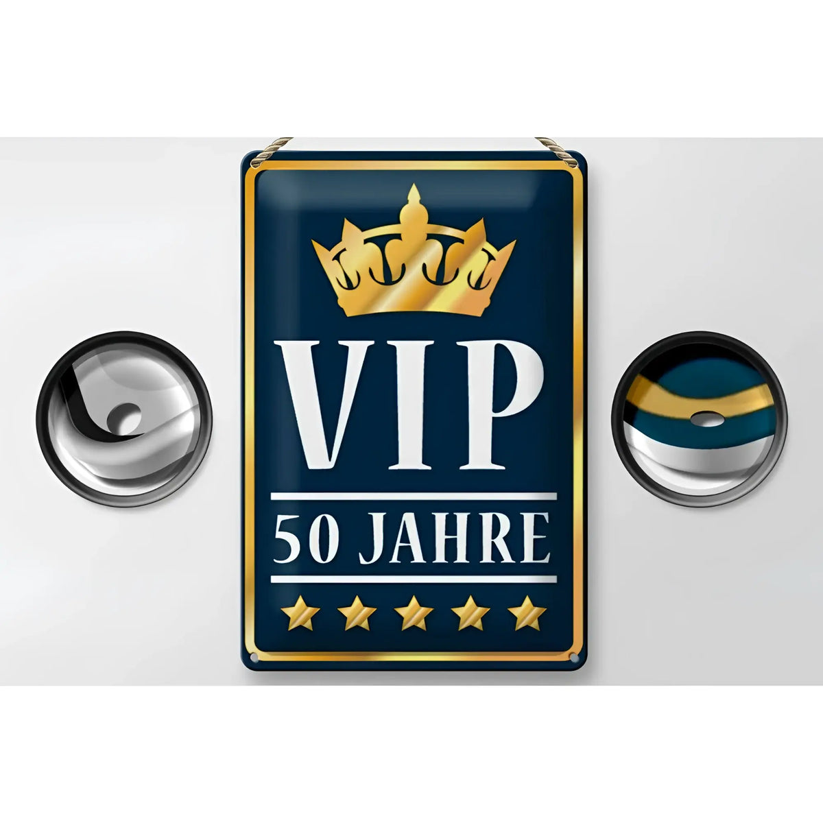 Ein rechteckiges navyblaues blechschild vip 50 jahre mit goldrand, kronenemblem und fünf goldenen sternen