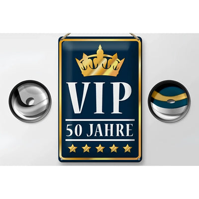 Ein rechteckiges navyblaues blechschild vip 50 jahre mit goldrand, kronenemblem und fünf goldenen sternen