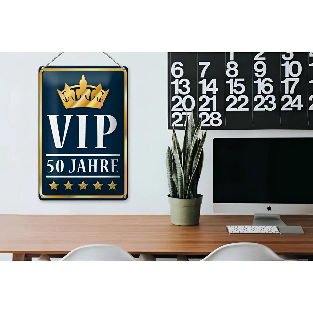 Ein navyblaues rechteckiges blechschild vip 50 jahre jubiläum mit goldrand, kronenemblem und fünf sternen