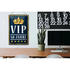 Ein navyblaues rechteckiges blechschild vip 50 jahre jubiläum mit goldrand, kronenemblem und fünf sternen