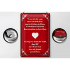 Rotes blechschild 20x30cm mit weißen dekorativen rahmen und herz mit schwarzer deutscher beschriftung liebe spruch