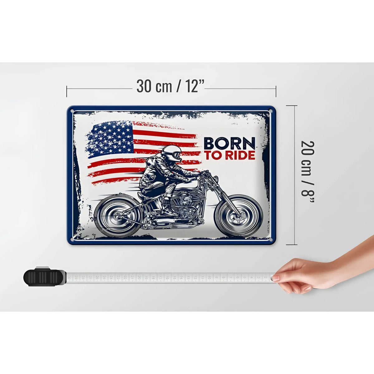 Rechteckiges blechschild mit distressed amerikanischer flagge born to ride text und schwarz-weiß biker illustration