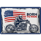 Rustikales metallschild 30x20 mit biker chopper illustration vor amerikanischer flagge und born to ride schrift