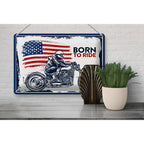 Blechschild 30x20 mit distressed amerikanischer flagge und schwarzweiß biker illustration im blauen rahmen