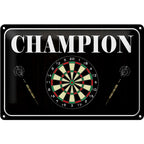 Schwarzes blechschild 30x20cm aus metall mit weißem champion logo und dartboard design mit zwei darts