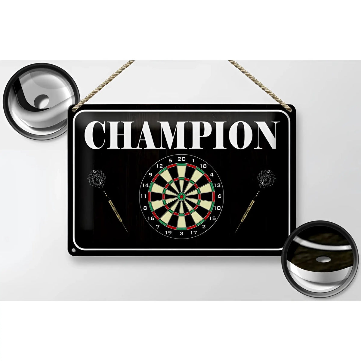 Schwarzes blechschild 30x20cm mit darts champion schriftzug und dartboard design aus metall
