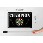 Schwarzes rechteckiges blechschild 30x20cm mit weißem champion schriftzug und darts champion design