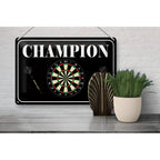 Schwarzes blechschild 30x20cm mit weißem champion schriftzug und buntem dartboard design in rot grün creme