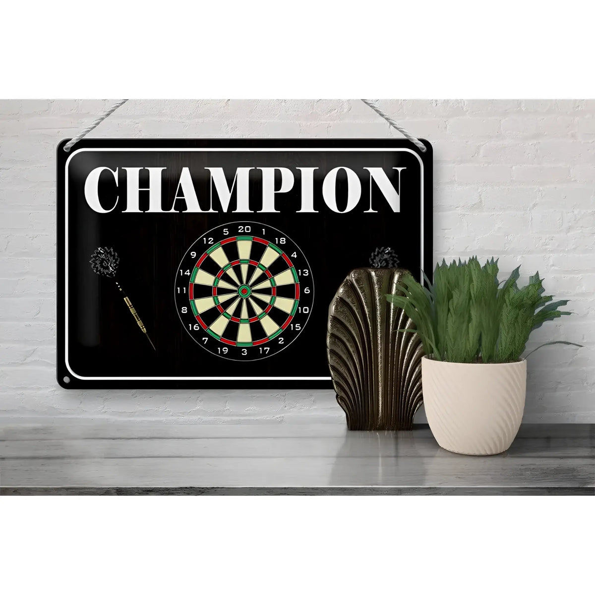 Schwarzes blechschild 30x20cm mit weißem champion schriftzug und buntem dartboard design in rot grün creme