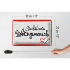 Ein rechteckiges blechschild 30x20cm aus weißem metall mit rotem rahmen und schwarzem schriftzug du bist mein lieblingsmensch samt rotem herz
