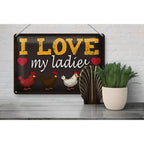 Schwarzes blechschild 30x20cm mit gelbem und weißem text ich liebe meine damen und drei hühnerillustrationen