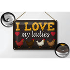 Dunkelbraunes rechteckiges blechschild mit gelbem und weißem lettering i love my ladies und vier hühnern darunter