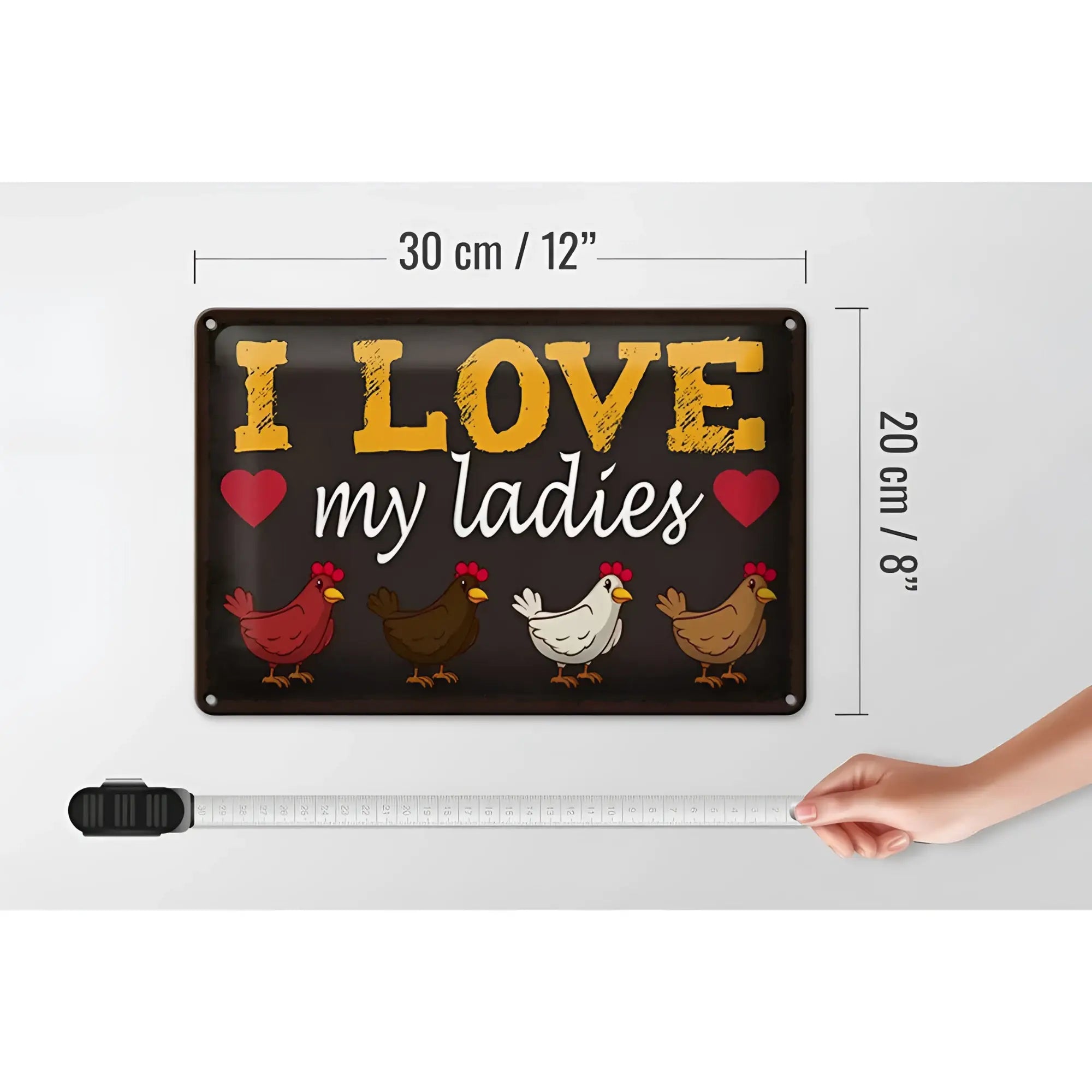 Schwarzes rechteckiges blechschild mit i love my ladies in gelb und weiß, roten herzen und vier hühner illustration