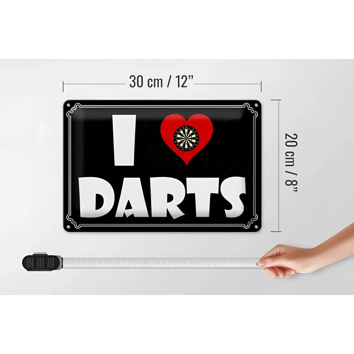 Schwarzes rechteckiges blechschild 30x20cm mit weißem i liebe darts text und rotem herz mit dartboard design