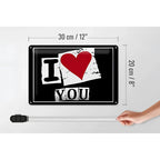 Schwarzes blechschild 30x20cm mit weißem vintage papierdesign und rotem herz i love you schriftzug