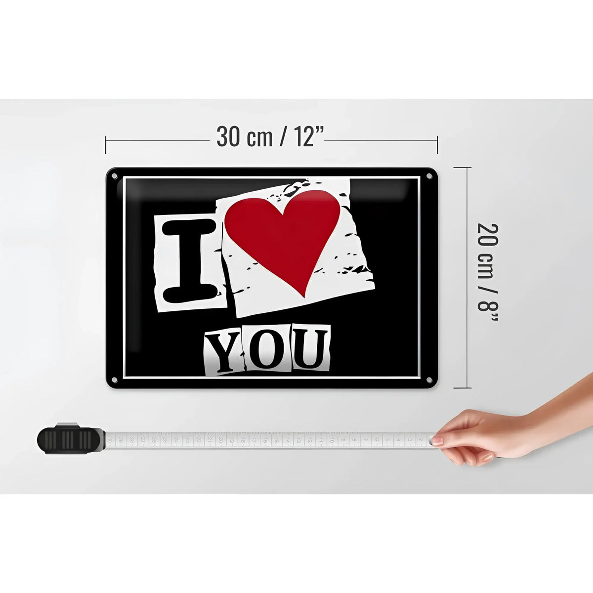 Schwarzes blechschild 30x20cm mit weißem vintage papierdesign und rotem herz i love you schriftzug