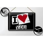 Schwarzes rechteckiges blechschild 30x20cm mit weißem vintage papierdesign und i love you schriftzug mit rotem herz
