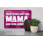 Vibranter magentafarbener rechteckiger blechschild mit weißem spruch jedes büro hat eine mama und bokeh muster