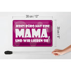 Ein leuchtend magentafarbenes blechschild 30x20cm mit weißem spruch jedes büro hat eine mama aus metall