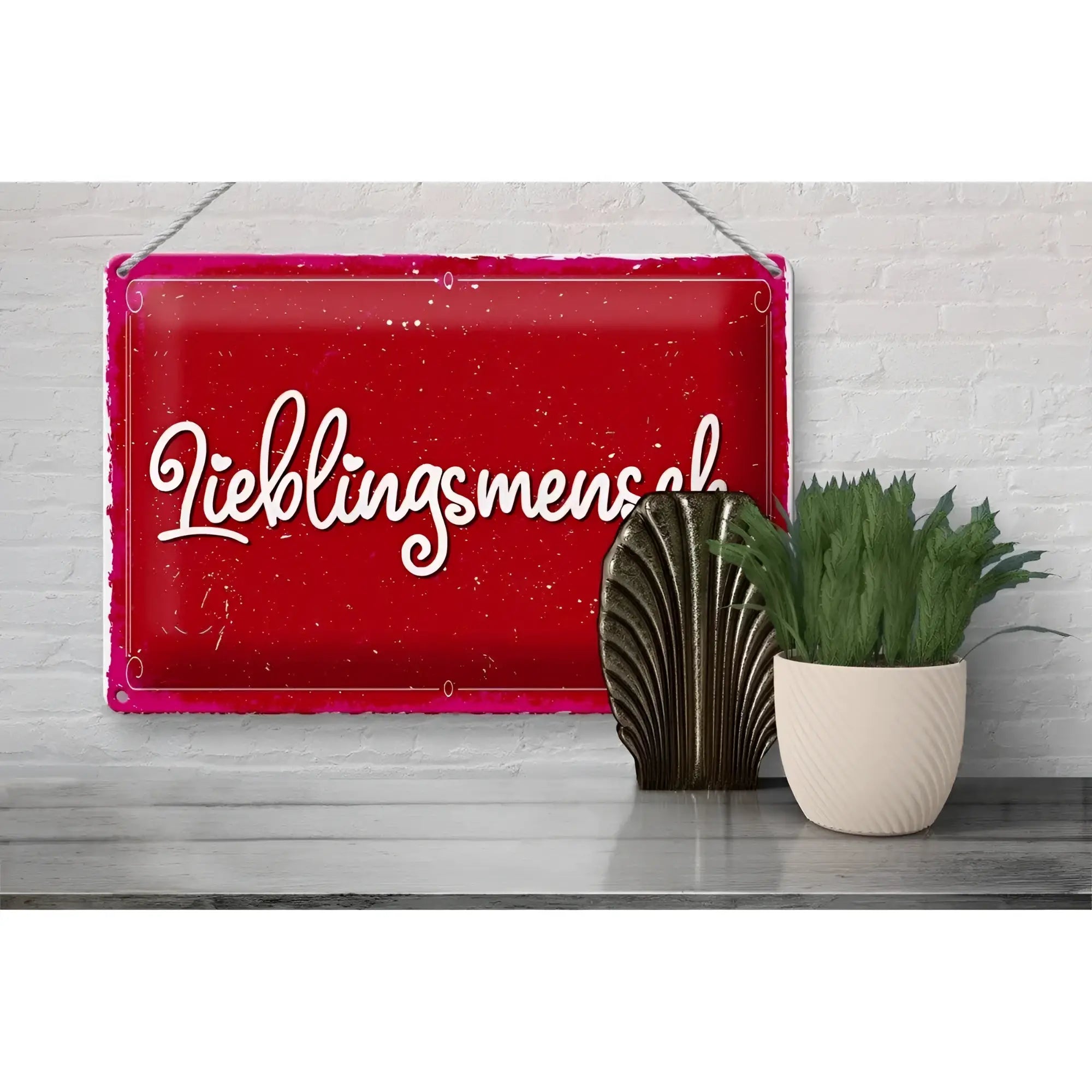 Vintage rotes blechschild mit weißen kursivbuchstaben lieblingsmensa und abgenutzten kanten 30x20cm