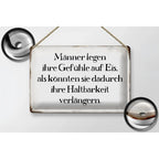 Rechteckiges weißes blechschild mit schwarzem deutschen spruch männer legen gefühle auf eis hängt an seil