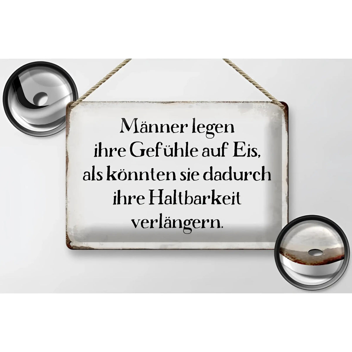 Rechteckiges weißes blechschild mit schwarzem deutschen spruch männer legen gefühle auf eis hängt an seil