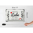 Weißes rechteckiges blechschild 30x20cm mit schwarzem dekor, roten herzen und spruch ohne liebe ist alles nichts