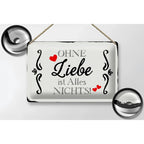 Weißes rechteckiges blechschild mit schwarzen ornamenten und grauem schriftzug ohne liebe ist alles nichts und roten herzen