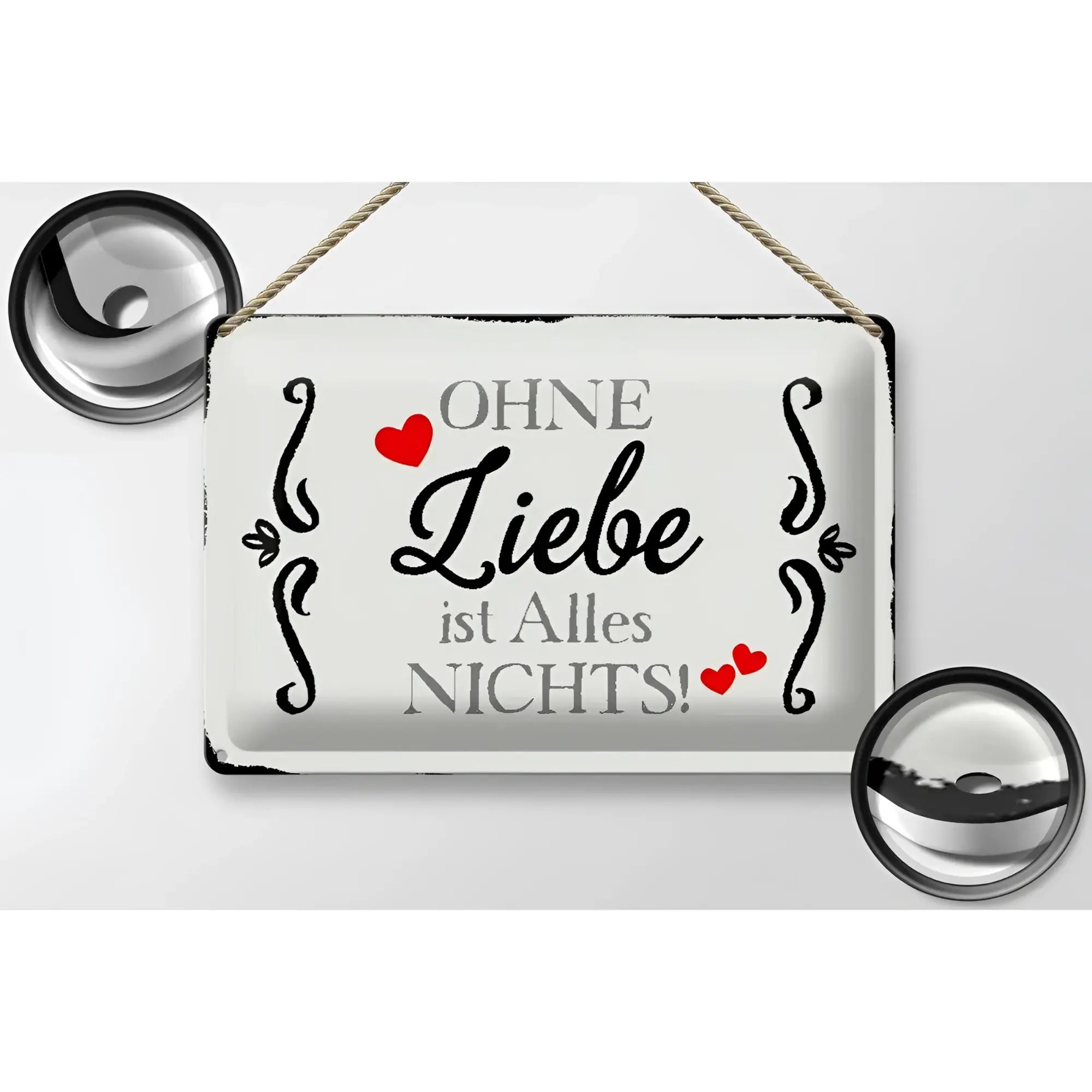 Weißes rechteckiges blechschild mit schwarzen ornamenten und grauem schriftzug ohne liebe ist alles nichts und roten herzen