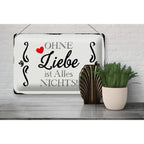Weißes rechteckiges blechschild mit schwarzer kalligraphie und rotem herz ohne liebe ist alles nichts phrase