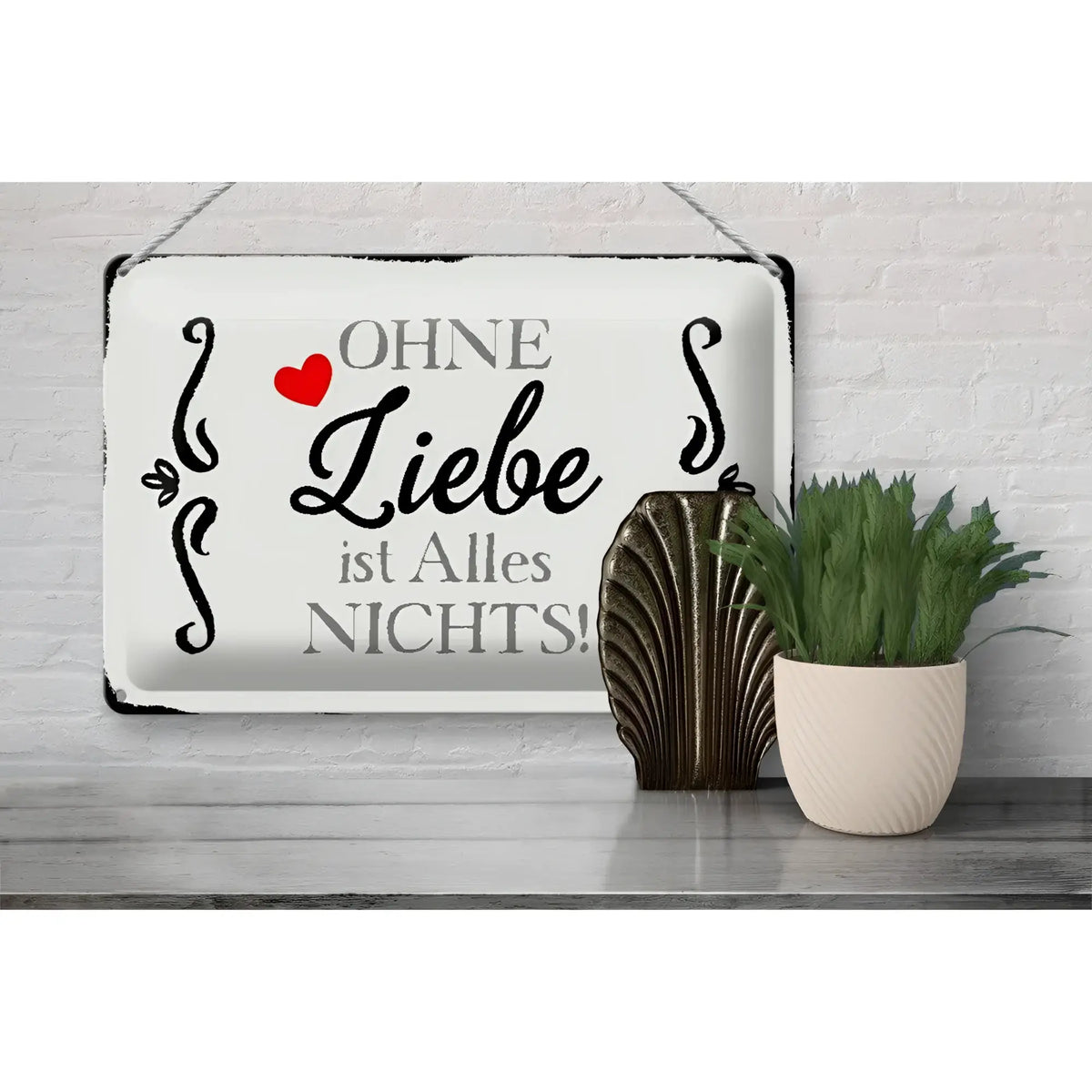 Weißes rechteckiges blechschild mit schwarzer kalligraphie und rotem herz ohne liebe ist alles nichts phrase