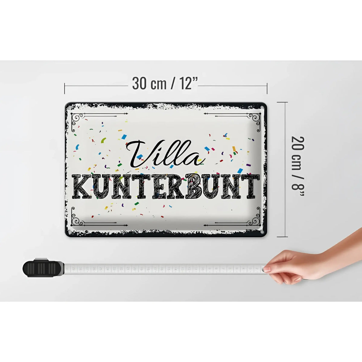 Rechtes blechschild 30x20cm villa kunterbunt mit weißem hintergrund schwarzem rand und konfettimuster