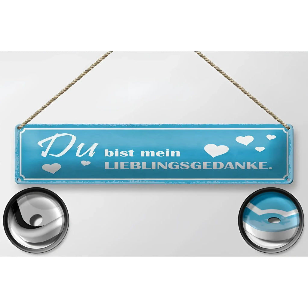 Ein rechteckiges blaues blechschild aus metall mit weißem text du bist mein lieblingsgedanke und herzmotiven zum aufhängen