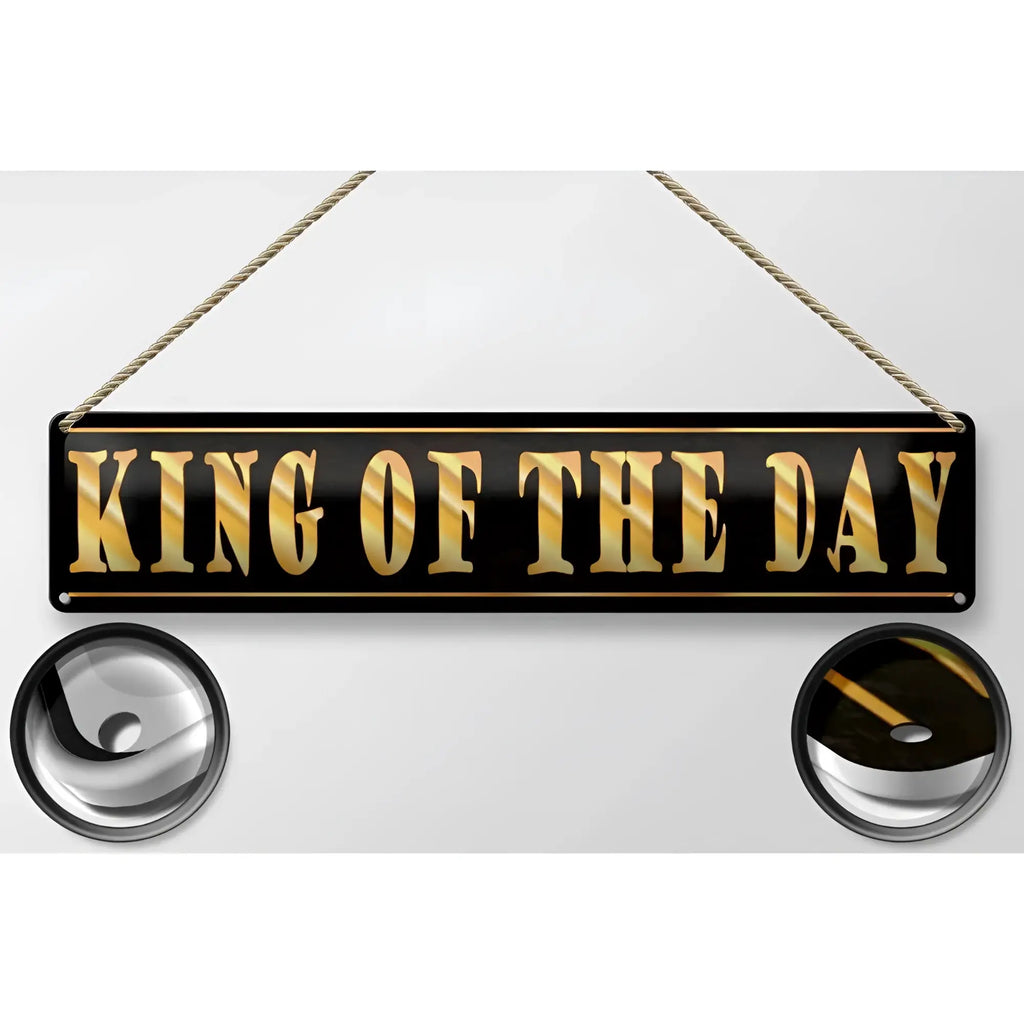 Schwarzes blechschild 46x10 cm mit goldener folienbeschriftung king von day und zwei geflochtenen seilen zum aufhängen