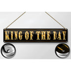 Schwarzes blechschild 46x10 cm mit goldener folienbeschriftung king von day und zwei geflochtenen seilen zum aufhängen