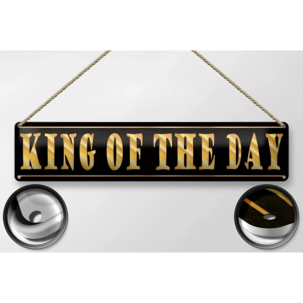 Schwarzes blechschild 46x10 cm mit goldener folienbeschriftung king von day und zwei geflochtenen seilen zum aufhängen