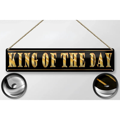 Schwarzes blechschild 46x10 cm mit goldener folienbeschriftung king von day und zwei geflochtenen seilen zum aufhängen
