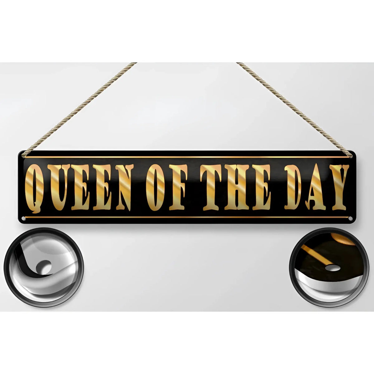 Blechschild queen von day mit goldener schrift auf schwarzem metall 46x10 cm zum aufhängen mit kordeln