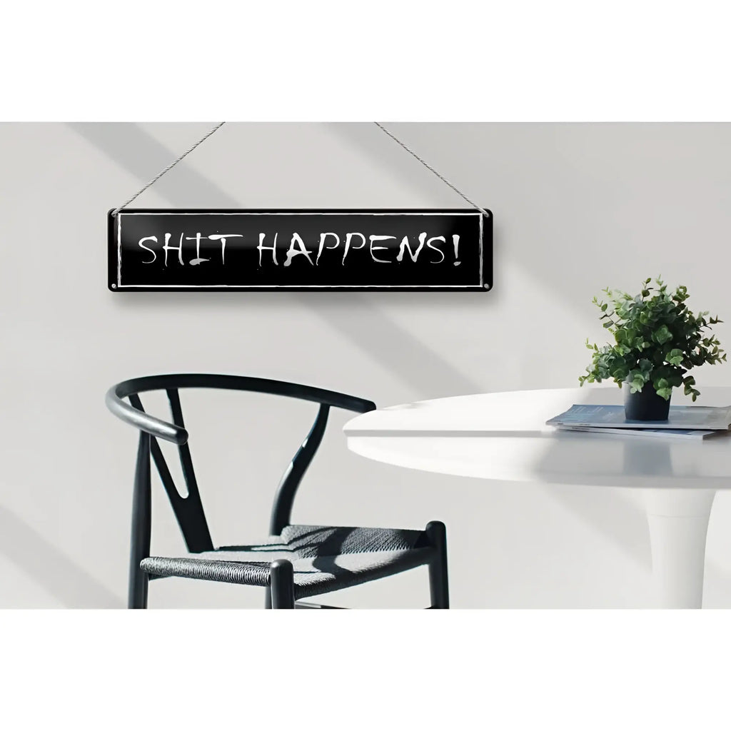 Schwarzes rechteckiges blechschild mit weißer kreideaufschrift shit happens zum aufhängen aus metall 46x10 cm
