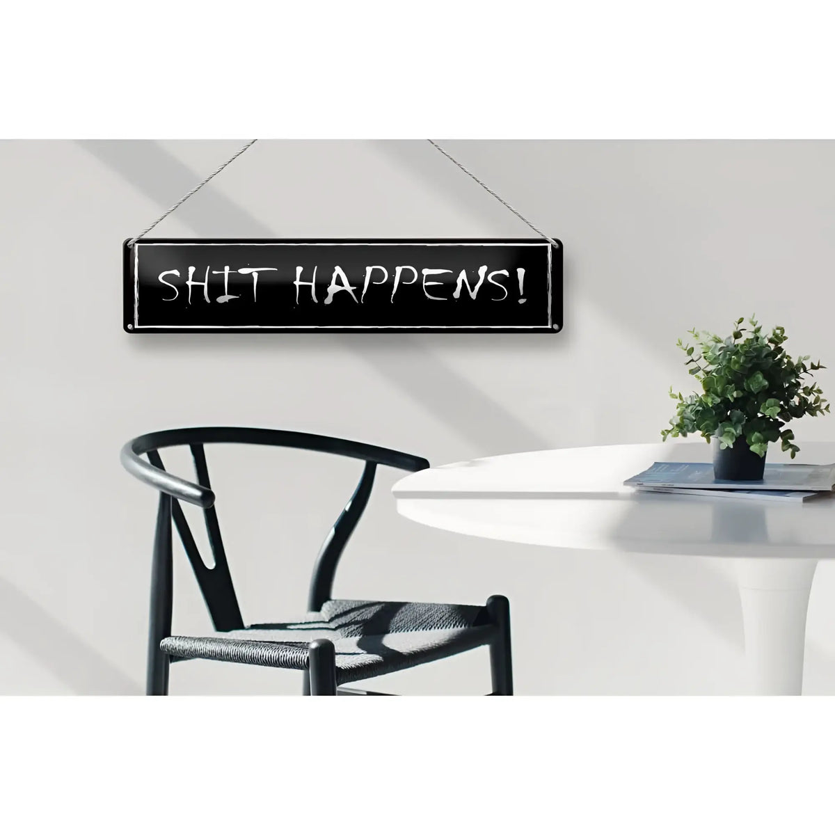Schwarzes rechteckiges blechschild mit weißer kreideaufschrift shit happens zum aufhängen aus metall 46x10 cm